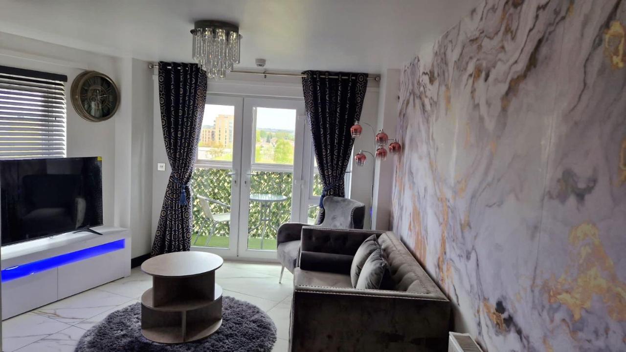 Two Bed Apartment With Balcony Slough,Windsor,Legoland Екстер'єр фото