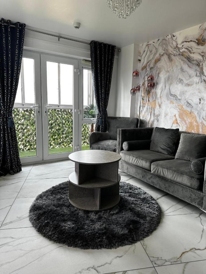 Two Bed Apartment With Balcony Slough,Windsor,Legoland Екстер'єр фото